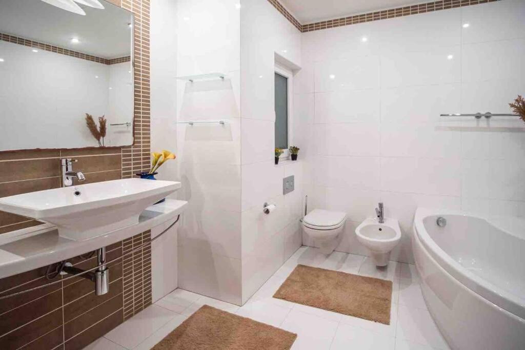 Pembroke St Julians Luxury, Comfort, Location Exterior photo